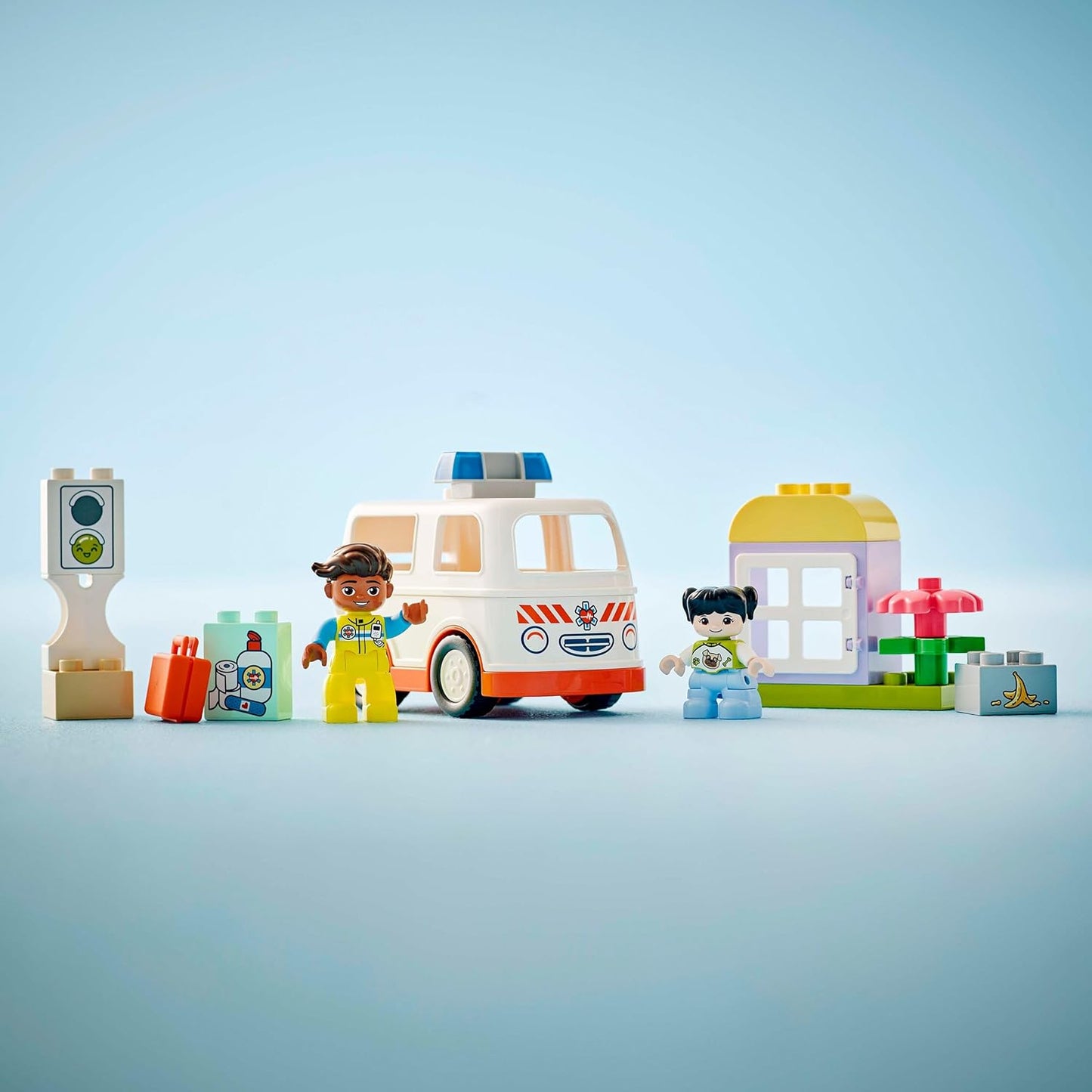 LEGO Conjunto de ambulância e motorista DUPLO, brinquedo educacional Montessori para crianças de 2 anos ou mais, meninos e meninas, ótimo para brincadeiras criativas, desenvolve pensamento lógico, dramatização e habilidades motoras finas
