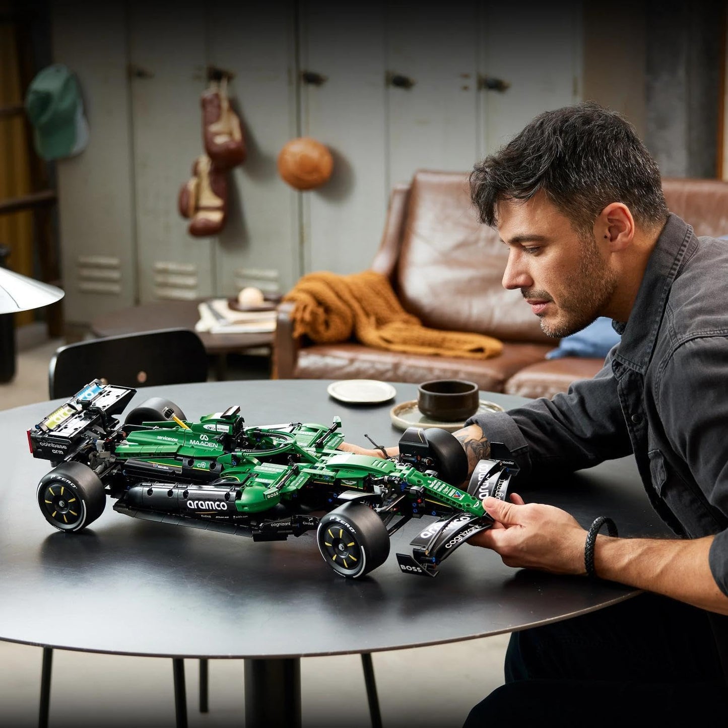 LEGO Kit de Modelo Technic Aston Martin Aramco AMR25 F1 para Adultos – Conjunto Colecionável de Fórmula 1 com Motor V6, DRS e Suspensão Push-Rod – Ideia de Presente para Fãs de Corridas e Automobilismo – 42240