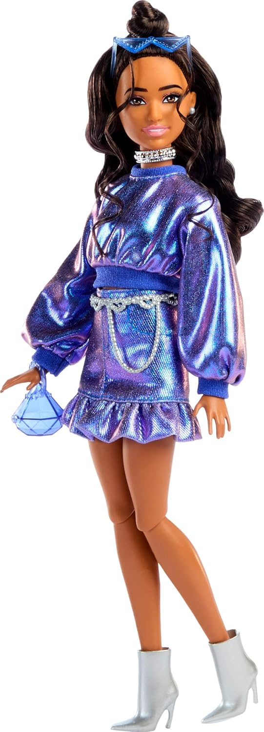 Barbie Deluxe Style Boneca nº 7 com blusa e saia azul metálica, cabelo castanho ondulado, acessórios como joias prateadas, bolsa de cristal e óculos de sol, JFP42