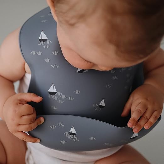 Mushie Babador de Silicone Baby | Babadores Impermeáveis com Ajuste Perfeito | Babadores Fáceis de Limpar para Alimentação do Bebê | 4 Tamanhos Ajustáveis com Bolsos Frontais Fundos | 100% Livre de BPA e Ftalatos