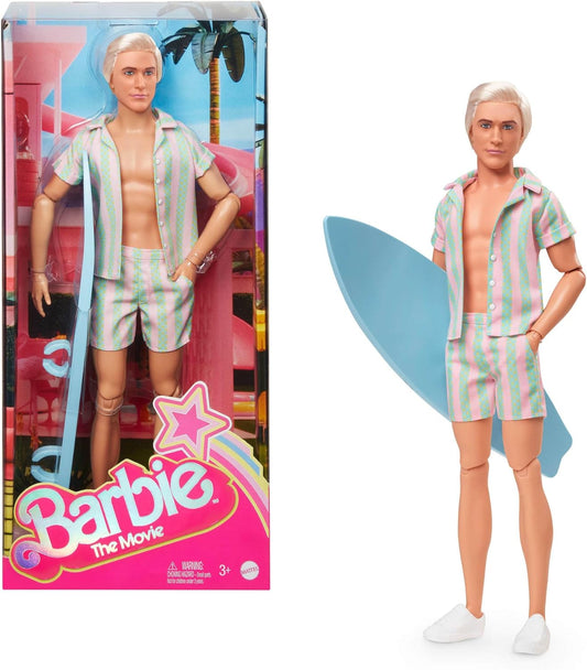 Barbie O Filme - Boneco Ken vestindo conjunto de praia listrado em tons pastel de rosa e verde, com prancha de surfe e tênis brancos, JBJ54