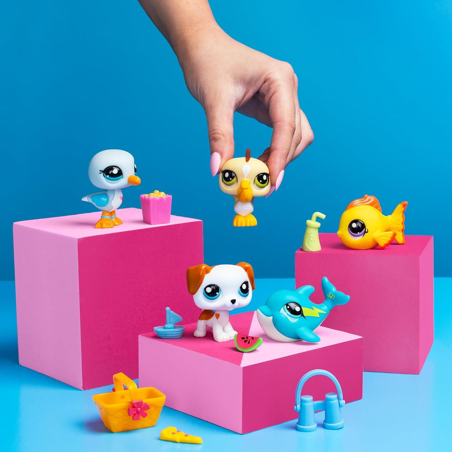 Littlest Pet Shop Collectors Pacote com 5 Amigas da Praia. O pacote contém 5 mini brinquedos LPS, 7 acessórios, 1 cartão colecionável e 1 código virtual. Brinquedos colecionáveis para meninas e meninos.