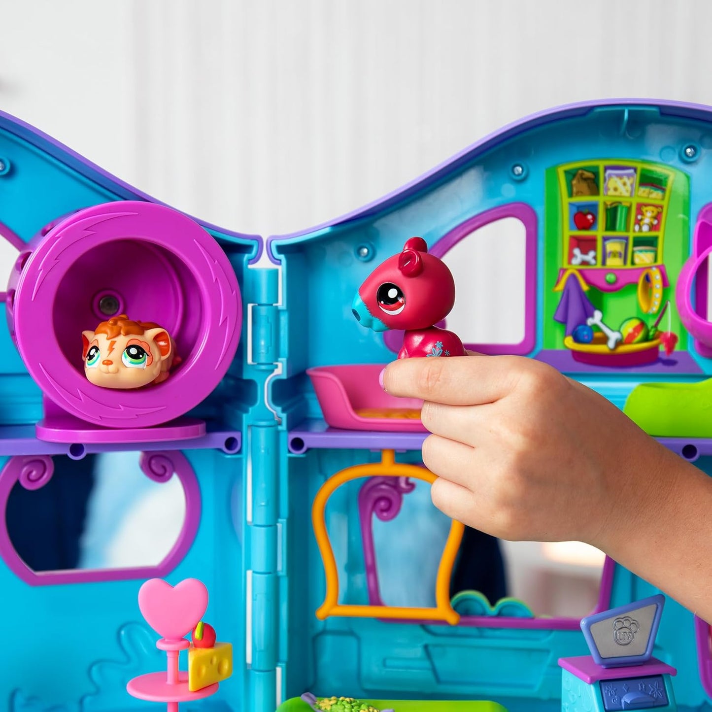 Littlest Pet Shop Conjunto Série 2 | Conjunto LPS com 2 miniaturas de animais de estimação, 20 acessórios, 1 cartão colecionável e 1 código virtual | Brinquedos colecionáveis de animais para meninas e meninos