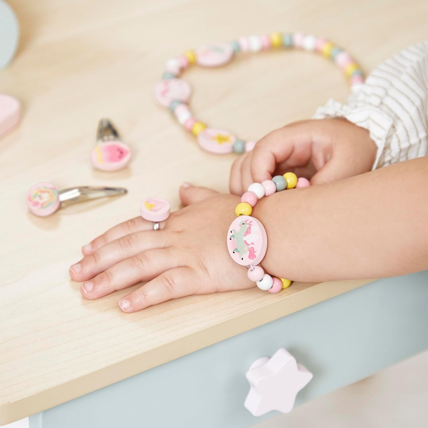 Janod - Penteadeira de menina - Tema unicórnio - Jogo de imitação - Penteadeira com espelho e banquinho de brinquedo - 10 acessórios - Dimensões 56,6 x 42,5 x 86,25 cm - A partir de 3 anos - J06464