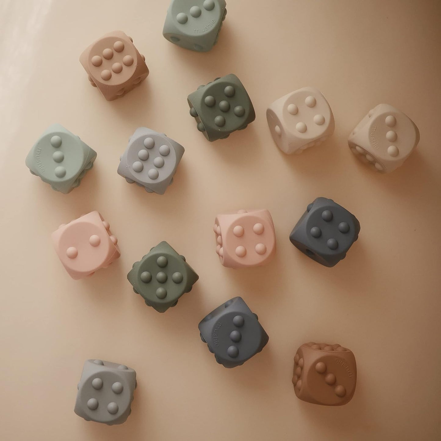 Mushie Brinquedo Sensorial Dice Press (Pacote com 2) | Brinquedo Sensorial para Apertar e Estourar | Desenvolvimento da Coordenação Motora Fina | Ensina Aritmética Simples | 100% Silicone de Qualidade Alimentar