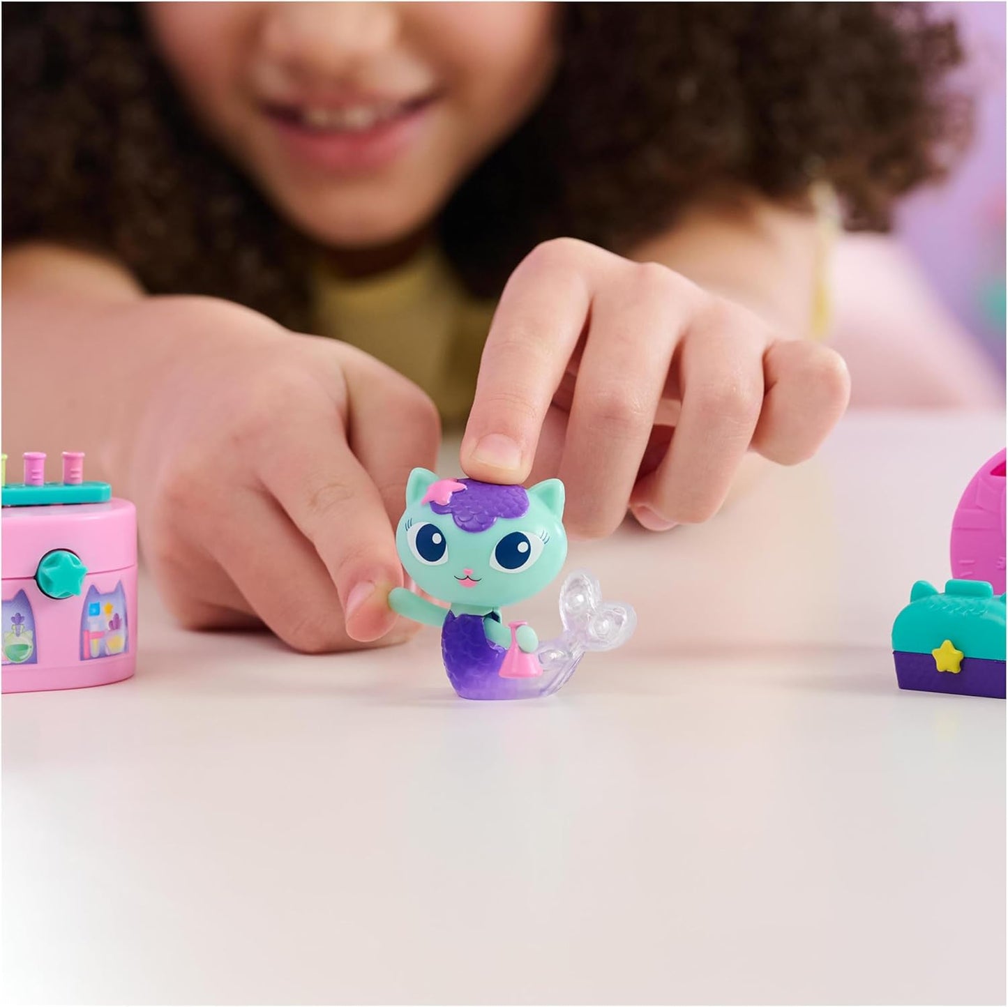 Gabby’s Dollhouse Figura MerCat Bobble da Série Celebration com Mobília e Acessórios para Casa de Bonecas, Brinquedo Infantil para Meninas e Meninos a partir de 3 Anos
