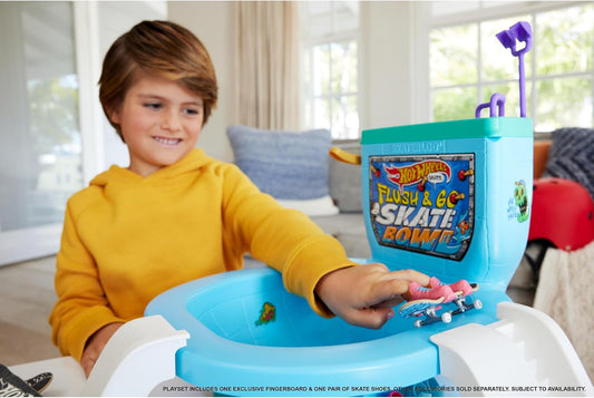 Hot Wheels Skate Fingerboard Conjunto de skate para vaso sanitário, Flush & Go Skate Park com 1 prancha exclusiva e par de sapatos de skate removíveis, inclui armazenamento embutido