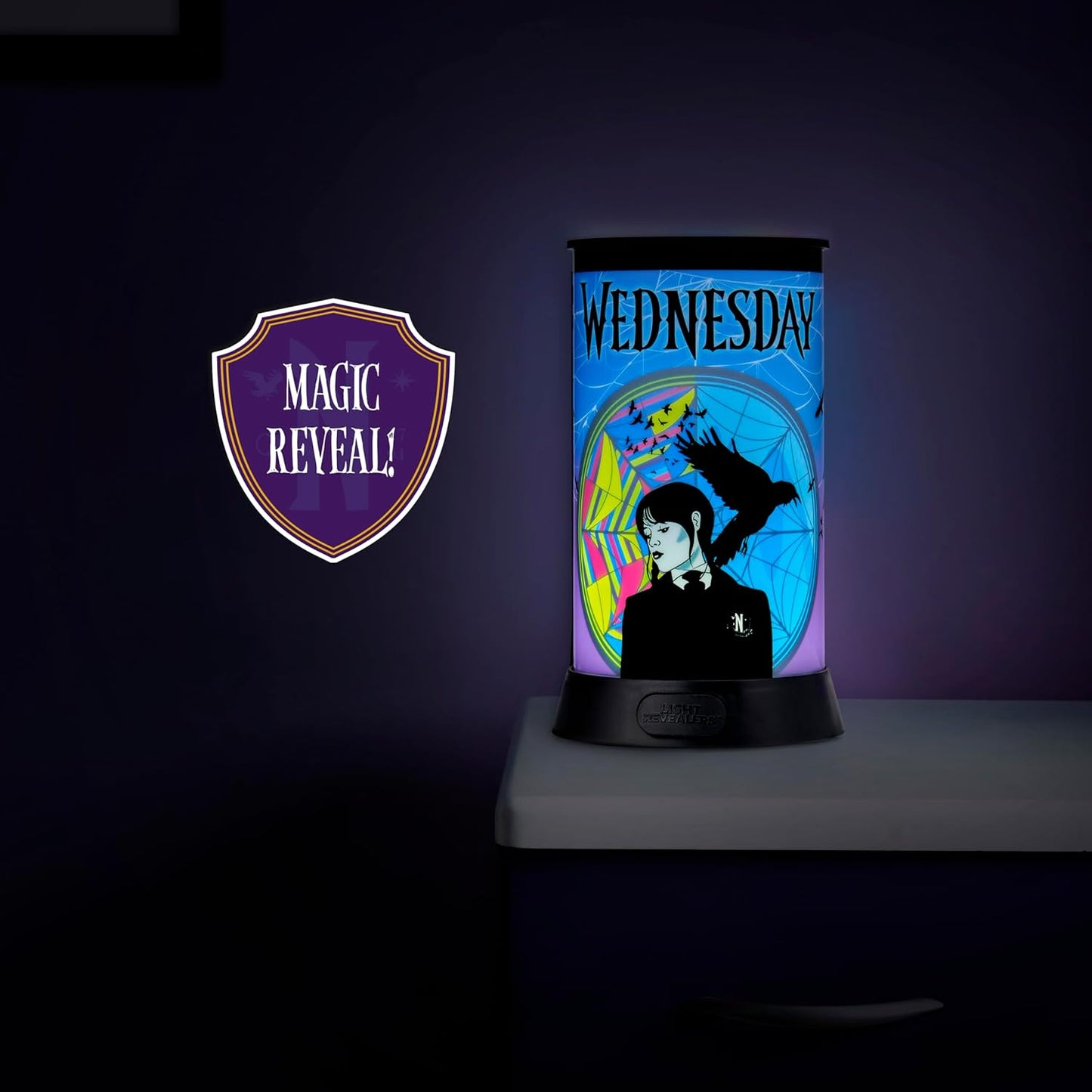 WOW! STUFF Light Revealers Wednesday Addams Night Light - Luminária com cena 360° e desligamento automático - Alimentada por USB ou bateria - Decoração de quarto portátil para crianças e adultos - Presente oficial