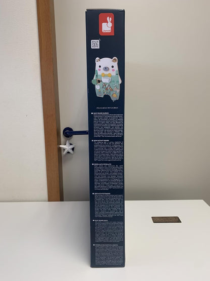 Janod - Busy Board Ourson - 20 atividades - Grande quadro de atividades de madeira - Ideal para desenvolvimento motor fino, curiosidade e destreza - Altura 60 cm - A partir de 18 meses, J05162