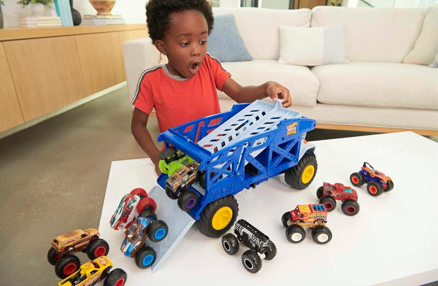 Hot Wheels Monster Trucks Monster Mover Rhino, Toy Car Hauler, comporta 12 Monster Trucks em escala 1:64 ou 32 Hot Wheels, com lançamento de rampa, presente para crianças de 3 anos ou mais, HFB13