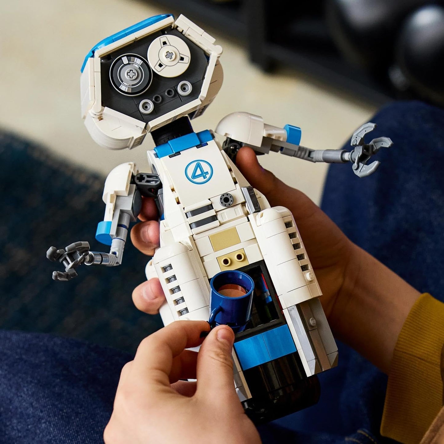 LEGO ǀ Marvel Figura H.E.R.B.I.E. do Quarteto Fantástico – Robô de Brinquedo Colecionável com Acessórios – Decoração para Quarto ou Mesa – Presente de Aniversário para Meninos a partir de 10 Anos e Fãs de Super-Heróis – 76339