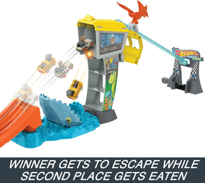 Hot Wheels  Conjunto de pistas e carros de brinquedo, RacerVerse Jurassic World Blue’s Raptor Rush Track Set com 2 pilotos fundidos: Blue e Owen, HTP12