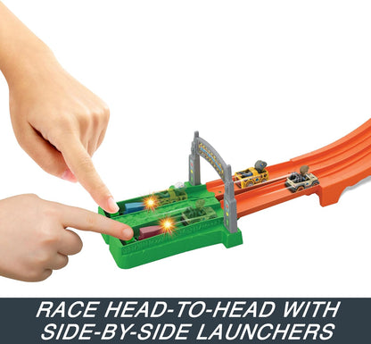 Hot Wheels  Conjunto de pistas e carros de brinquedo, RacerVerse Jurassic World Blue’s Raptor Rush Track Set com 2 pilotos fundidos: Blue e Owen, HTP12