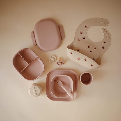 Mushie Lancheira | Lancheira Infantil para Jardim de Infância e Escola | Divisórias e Compartimentos com Tampas Traváveis | Inclui 1 Conjunto de Talheres (Garfo e Colher) | (Rosa Claro)