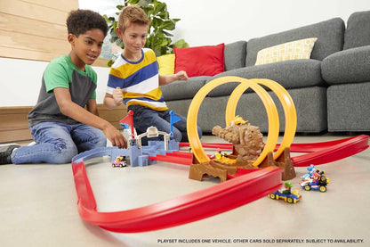 Hot Wheels Mario Kart Bowser’s Castle Chaos Pista Modular com Bandeiras de Volta para Corrida Lado a Lado e Figura do Bowser. Conecta-se a outros conjuntos. Ótima ideia de presente para crianças a partir de 3 anos.