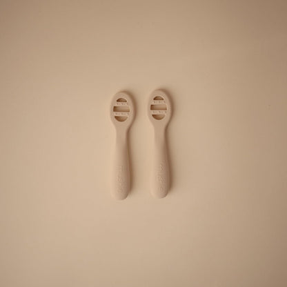 Mushie Colheres de Aprendizagem para Primeiros Passos na Alimentação do Bebê | Kit com 2 Colheres de Silicone Livres de BPA | Utensílios Resistentes e Laváveis na Lava-Louças | Cor: Rosa/Areia Vibrante