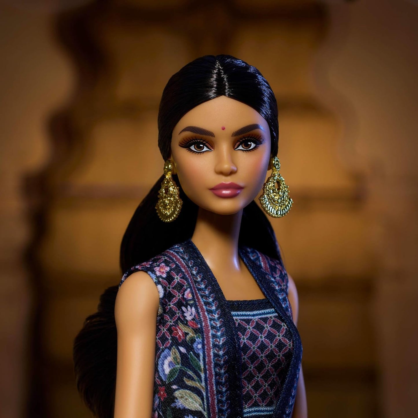 Barbie Boneca Diwali de Anita Dongre com visual do Festival das Luzes, item colecionável de Natal com suporte para boneca e certificado de autenticidade, HRM91