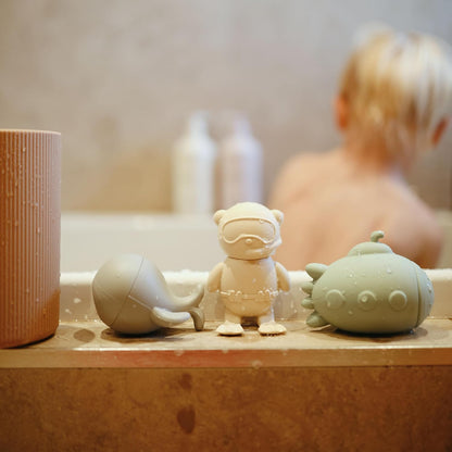 Mushie Brinquedo de banho para bebês, crianças pequenas e crianças, feito de silicone | Pacote com 4 brinquedos de banho com tema de vida marinha para diversão na banheira: baleia, submarino, mergulhador e polvo.