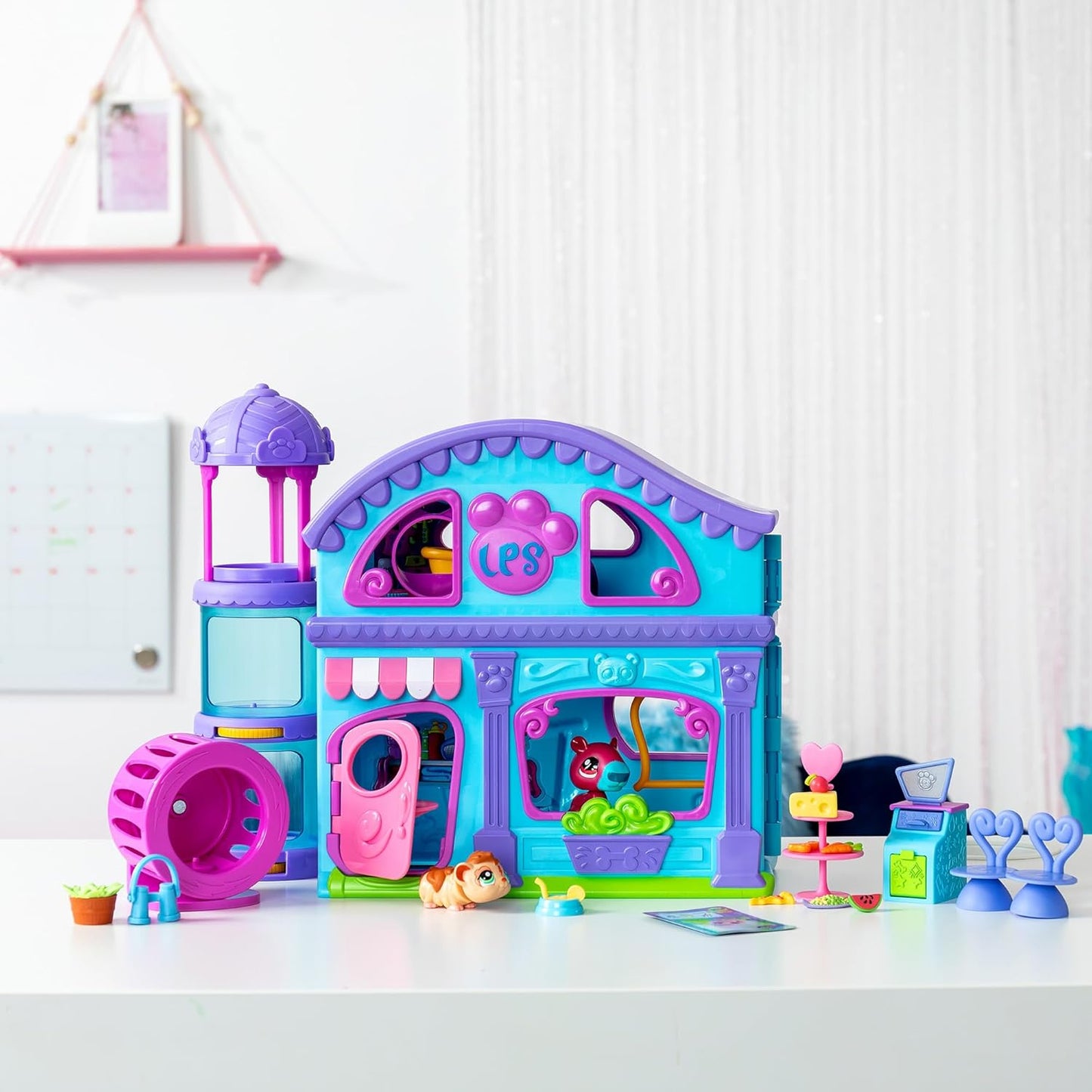 Littlest Pet Shop Conjunto Série 2 | Conjunto LPS com 2 miniaturas de animais de estimação, 20 acessórios, 1 cartão colecionável e 1 código virtual | Brinquedos colecionáveis de animais para meninas e meninos