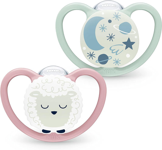 NUK chupeta de bebê da noite espacial | 18-36 meses | Chupetas que brilham no escuro com ventilação extra para peles sensíveis | Silicone sem BPA | Ovelha e Lua | 2 contagem
