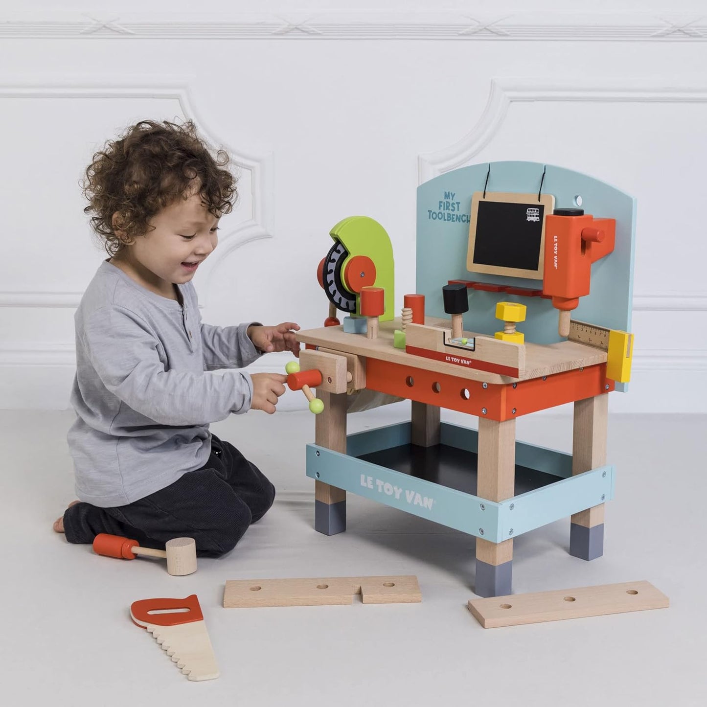 Le Toy Van - Carros e construção educacional Meu primeiro brinquedo de banco de ferramentas Conjunto de banco de ferramentas de madeira para dramatização | Finja brincar com ferramentas de madeira - adequado para crianças de 3 anos ou mais