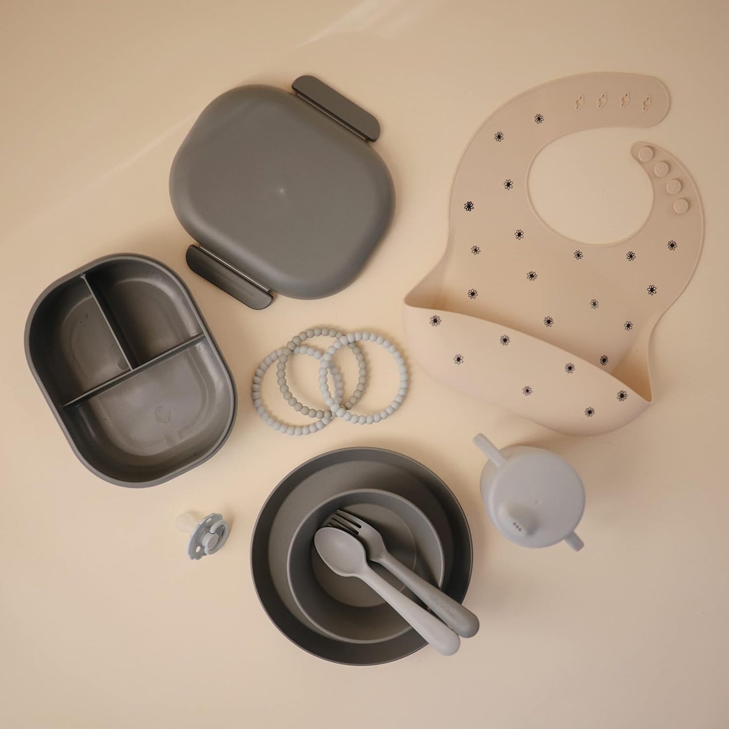 Mushie Lancheira | Lancheira Infantil para Jardim de Infância e Escola | Divisórias e Compartimentos com Tampas Traváveis | Inclui 1 conjunto de talheres (garfo e colher) | (Cinza)