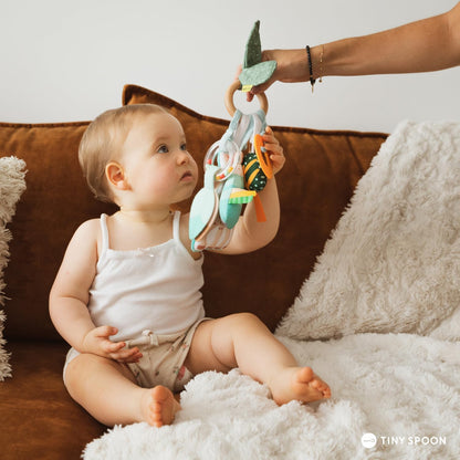 Sophie la Girafe Anel de Atividades Sensoriais – Mordedor para Bebê com Chocalho, Sons de Amassado e Texturas – Livre de BPA, Borracha Natural e Tecido – Fixa-se ao Carrinho/Cadeirinha do Carro – Lavável, Ideal para Presentear Bebês