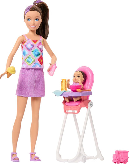 Barbie Conjunto Skipper Babysitters Inc. com boneca morena, boneca bebê morena, cadeirão e 8 acessórios, incluindo comida, JJB44