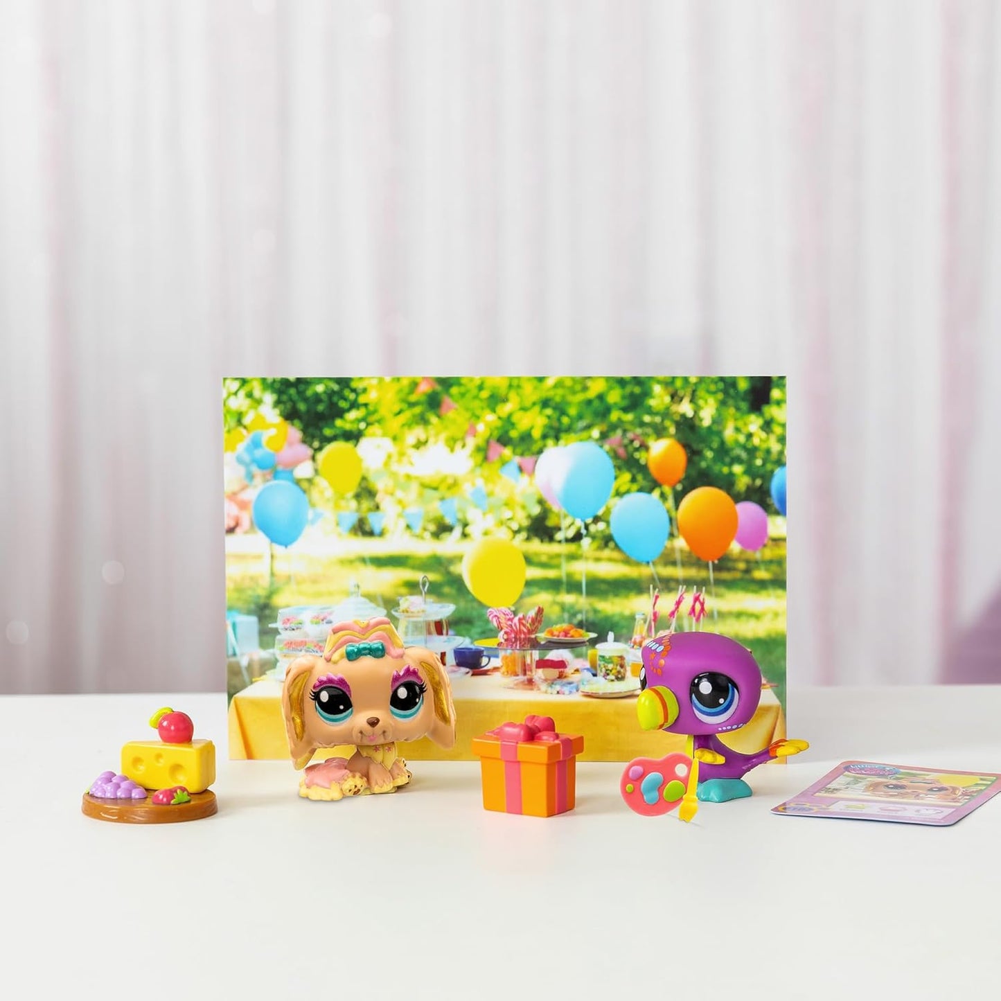 Littlest Pet Shop Série 2 Festa no Jardim Petfluencer | O conjunto Petfluencer inclui 2 mini brinquedos LPS, 4 acessórios, 1 cenário, 1 cartão colecionável e 1 código virtual | Brinquedos colecionáveis para meninas e meninos
