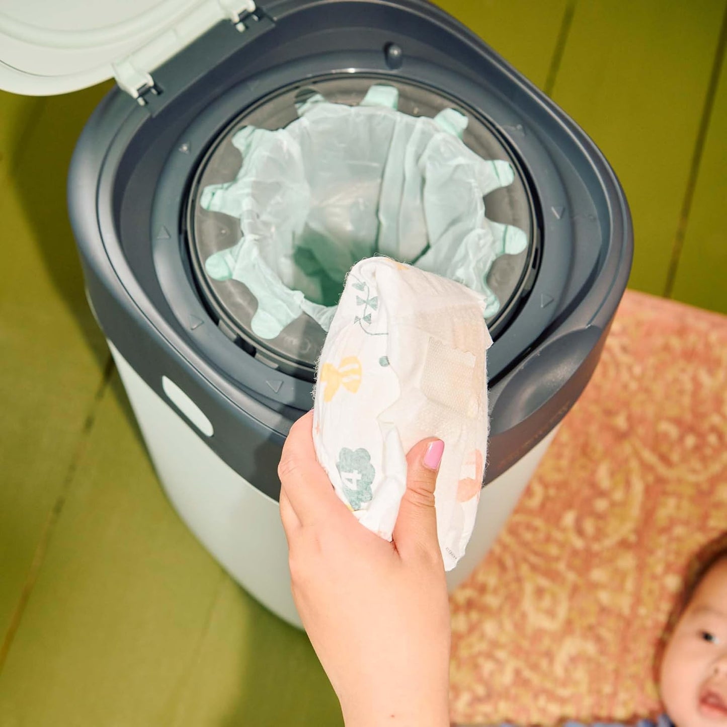 Tommee Tippee Twist and Click Nappy Bin Starter Set Filme antibacteriano, chassi 100% reciclado, branco