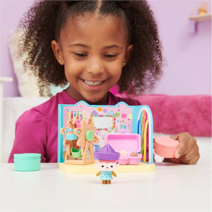Casa de bonecas da Gabby, cozinha Bakey com boneco e 3 acessórios, quarto Baby Box Craft-A-Riffic com boneco de gato Baby Box e acessórios.