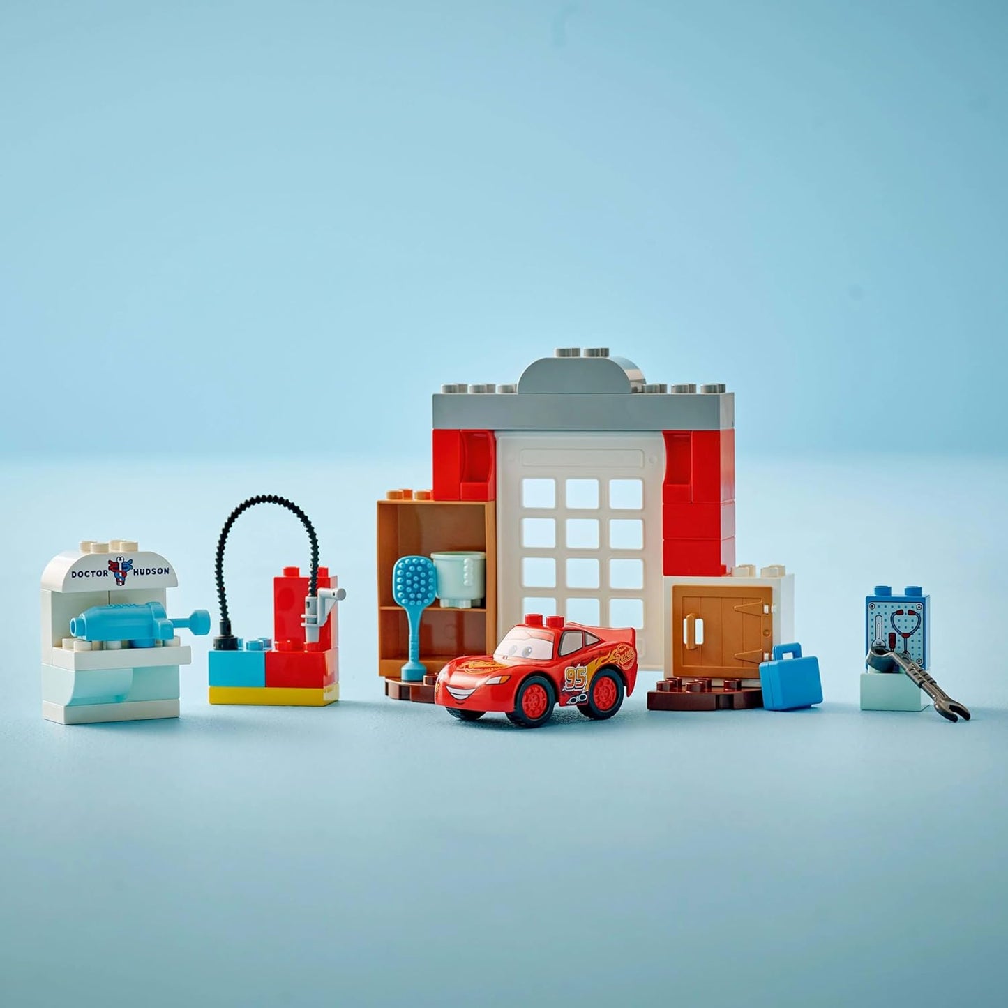 LEGO DUPLO│Disney e Pixar A Visita de McQueen à Garagem do Doutor - inclui um Carro de Corrida para Crianças, Ferramentas e Acessórios para Lavagem de Carro - Presente para Meninos e Meninas a partir de 2 Anos - 10456