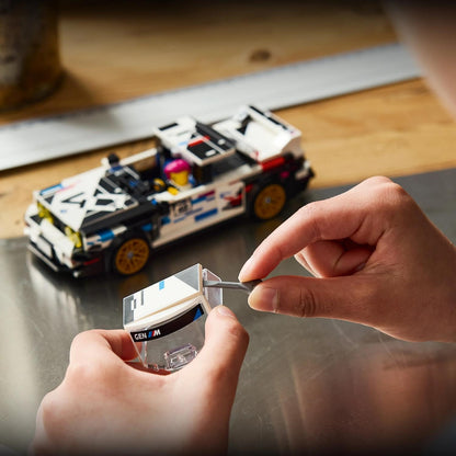 LEGO Brinquedo Speed Champions BMW M3 (E30) – Kit de Modelo com Minifigura de Piloto Colecionável – Ideia de Presente de Aniversário para Meninos a partir de 9 Anos e Fãs de Automobilismo – 77263