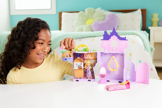 Mattel Conjunto de Brinquedo Casa de Bonecas Disney Princess Rapunzel Storytime Stackers da | Boneca pequena articulada da Rapunzel com saia removível, figura do animal Pascal e 7 acessórios; inspirado em "Enrolados" da Disney (JDP61)