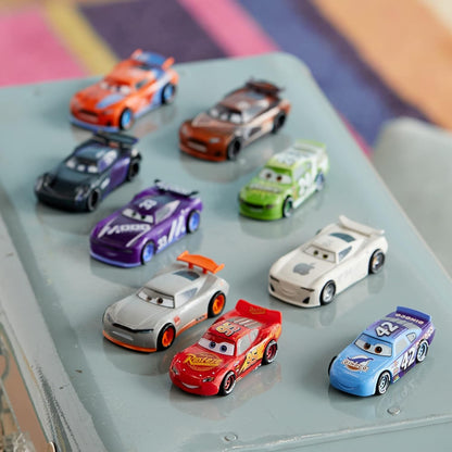 Set de juego oficial Pixar Cars Deluxe de Disney Store, 9 piezas, figuras detalladas de autos que incluyen Rayo McQueen, Jackson Storm y más, juguetes con arte colorido de personajes, apto para mayores de 3 años