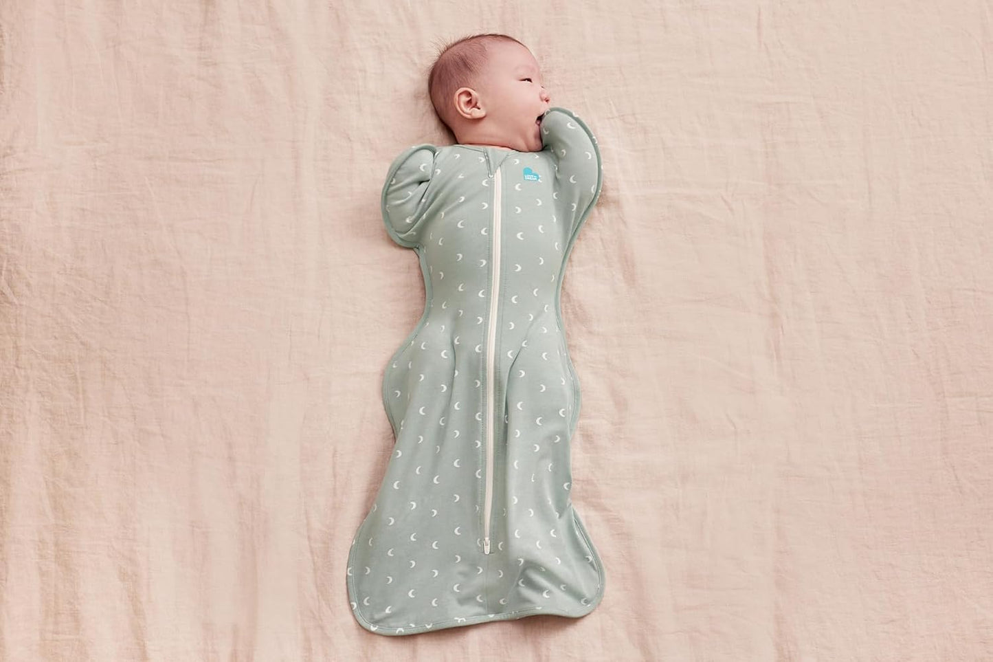 Love To Dream™ Swaddle UP™, Recém-nascido 2,2-3,8 kg - Verde Oliva Lunar, Ajuste Perfeito, Favorece uma Rotina de Sono Saudável, 1.0 Tog para Temperaturas de 20-24°C, Algodão Elástico Lavável à Máquina, 2 Zíperes para Facilitar a Troca de Fraldas