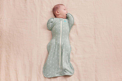 Love To Dream™ Swaddle UP™, Recém-nascido 2,2-3,8 kg - Verde Oliva Lunar, Ajuste Perfeito, Favorece uma Rotina de Sono Saudável, 1.0 Tog para Temperaturas de 20-24°C, Algodão Elástico Lavável à Máquina, 2 Zíperes para Facilitar a Troca de Fraldas