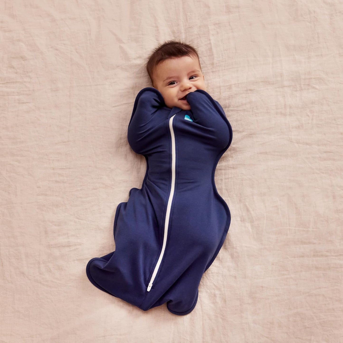 Love To Dream™ Swaddle UP™, Tamanho Pequeno (3,5-6 kg) - Azul Marinho, Ajuste Perfeito, Favorece uma Rotina de Sono Saudável, 1.0 Tog - Ideal para Temperaturas de 20-24°C, Algodão Elástico Lavável à Máquina, 2 Zíperes para Facilitar a Troca de Fraldas