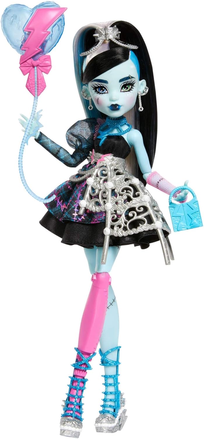 Monster High Boneca Scary Sweet Birthday, Frankie Stein, com vestido de festa preto e acessórios temáticos como convite, balão, presente, batom e muito mais.