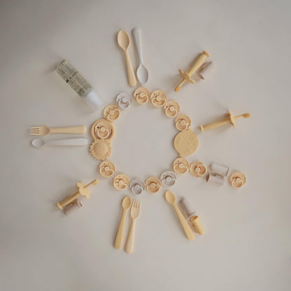 Mushie Escova de dentes de treinamento em silicone, para bebês e crianças pequenas, com base de sucção para fácil armazenamento e treinamento, material: silicone de qualidade alimentar, design de flor (narciso claro).