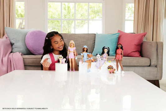Barbie Looks Combinando com Cachorrinho de Estimação, ambas com Roupas e Acessórios Combinando em Xadrez Rosa, como Óculos de Sol, Colares e Laços, Loira, JFP36
