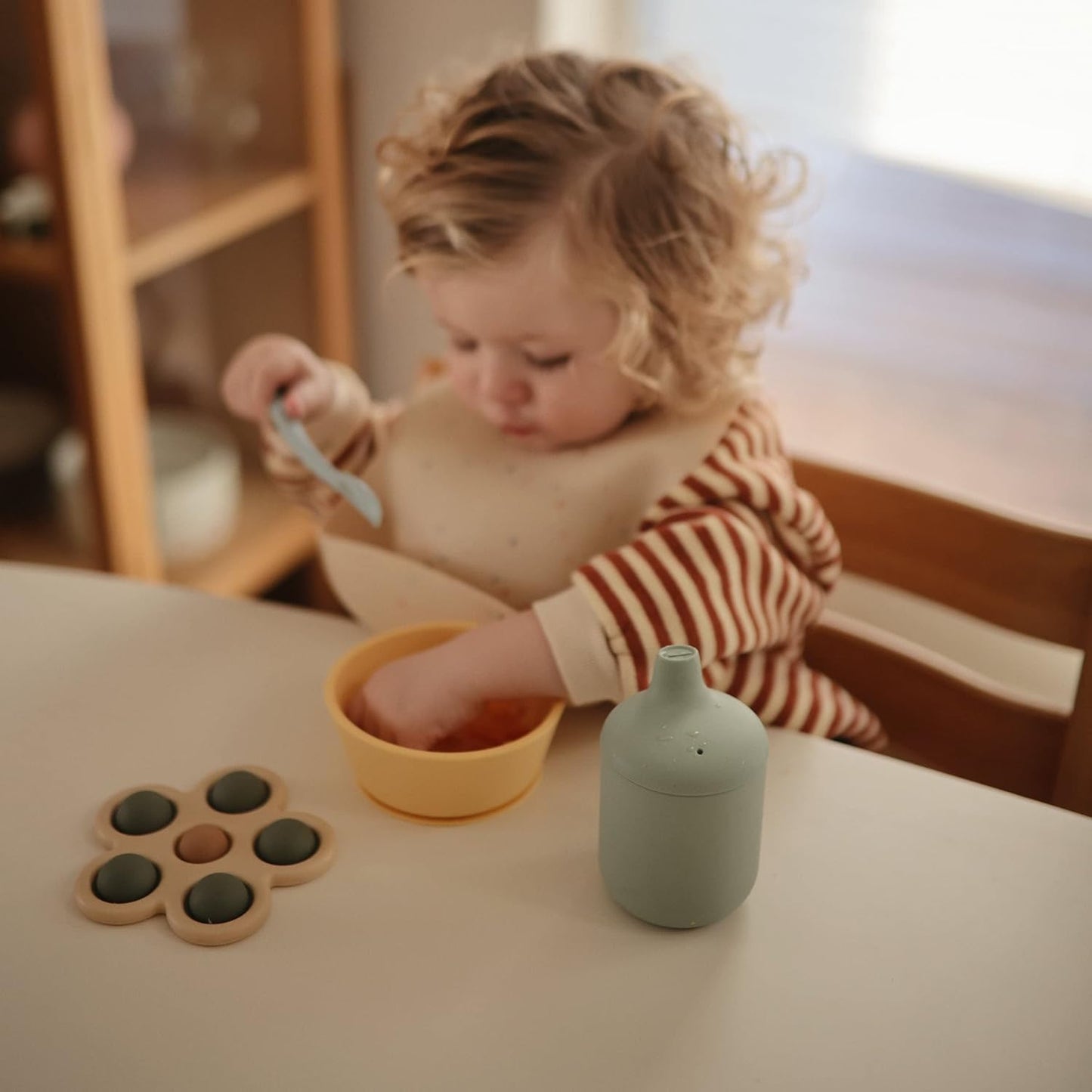 Mushie Copo de Silicone | Copo de Transição para Bebês a partir de 6 Meses | Capacidade: 175 mL | Tampa Removível | Material: Silicone de Grau Alimentício | Pode ser lavado na lava-louças e usado no micro-ondas (Lilás Suave)