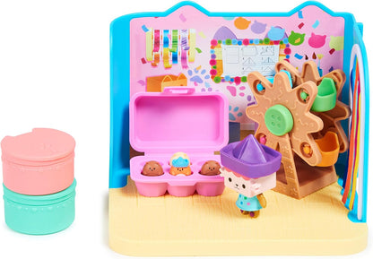 Gabby's Dollhouse, Piscina Purr-ific com figuras da Gabby e da MerCat e Quarto Artesanal Baby Box com figura de gato Baby Box e acessórios.