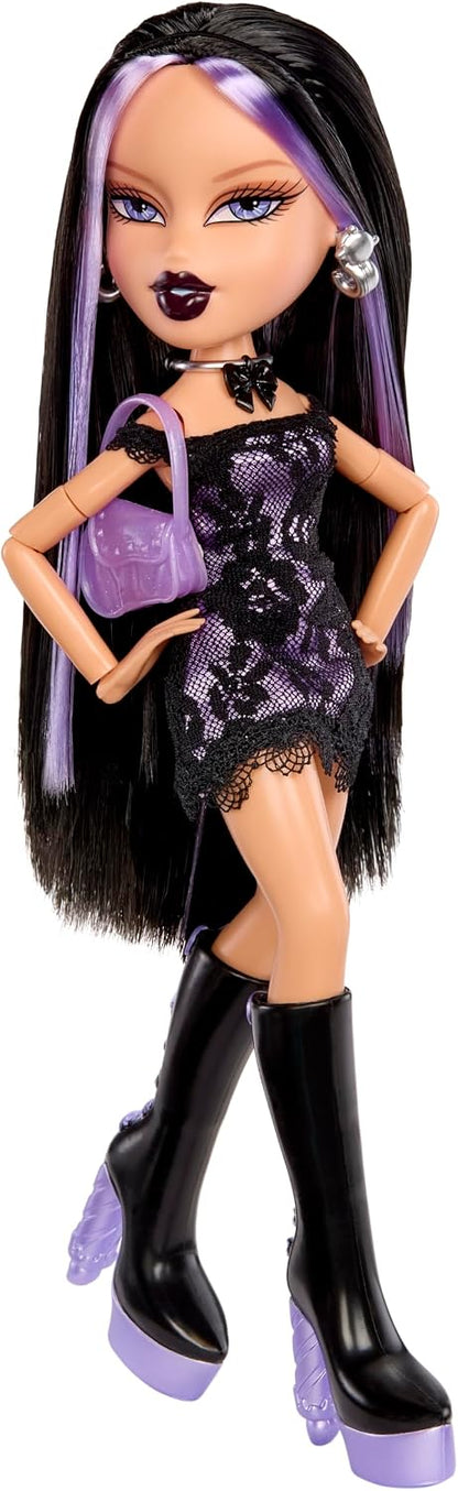 Bratz Boneca Stylin’ Birthdayz – Jade com roupa de festa (camiseta roxa de cetim e botas pretas), camiseta com estampa, embalagem temática de aniversário – Coleção Stylin’ Birthdayz