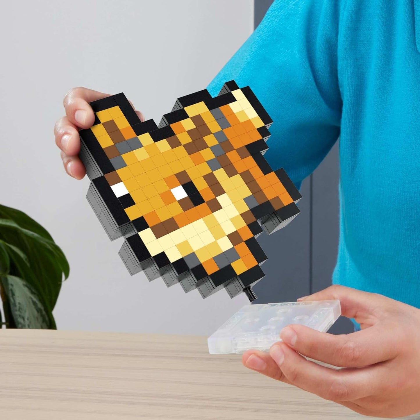 MEGA Conjunto de construção de bonecos de ação Pokémon, Eevee com 323 peças e estilo pixel retrô, para decoração de mesa ou parede, brinquedo de construção e exibição para colecionadores, HTH78