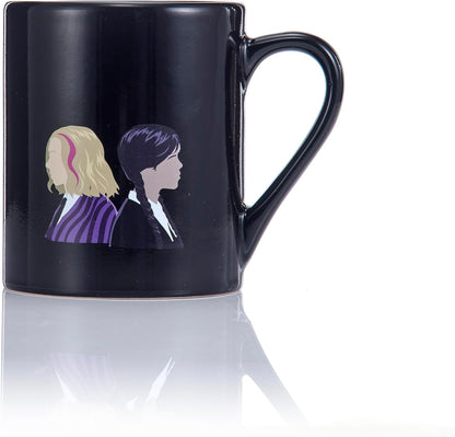 UAU! COISAS Caneca oficial de quarta-feira com troca de calor de Wednesday e Enid | Heat revela a janela do dormitório Nevermore | Caneca de presente oficial para fãs da série Wednesday na Netflix