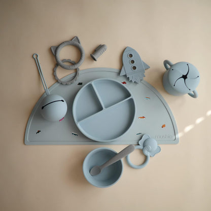 Mushie Tapete de silicone para crianças | Design antiderrapante | Material: Silicone de qualidade alimentar | Fácil de limpar e resistente a manchas | Livre de BPA e ftalatos (Carros retrô)