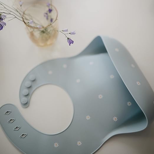 Mushie Babador de Silicone para Bebê | Babadores Impermeáveis com Ajuste Perfeito | Babadores Fáceis de Limpar para Alimentação do Bebê | 4 Tamanhos Ajustáveis com Bolsos Frontais Fundos | 100% Livre de BPA e Ftalatos