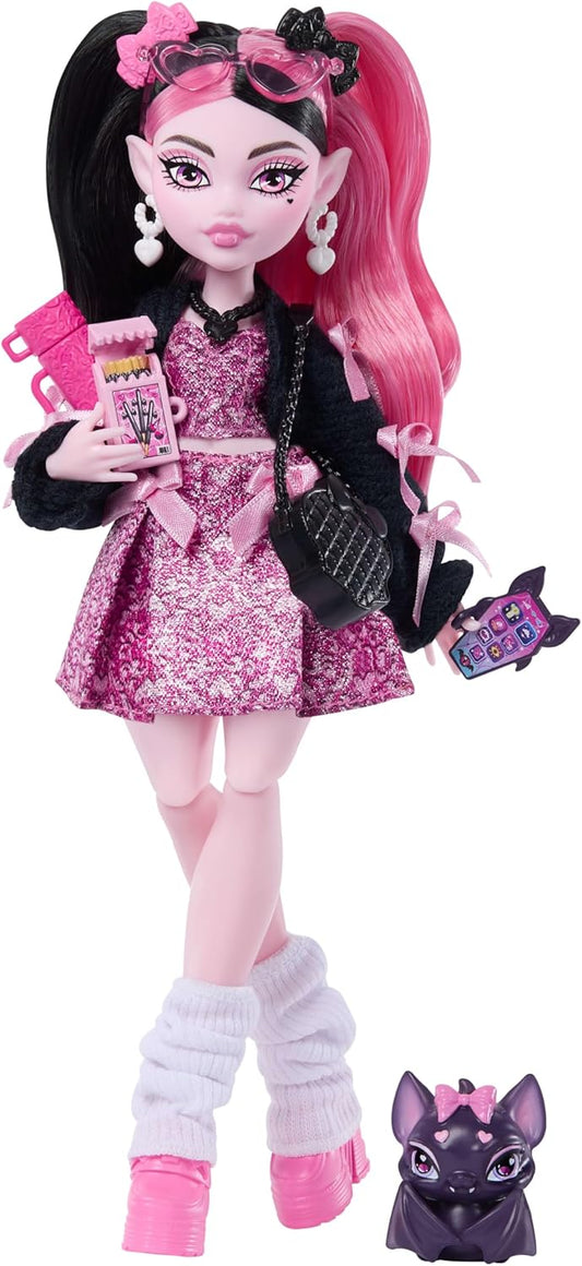 Monster High,Boneca Draculaura, com vestido rosa com laço e cardigã preto, acompanhada de seu morcego de estimação Conde Fabuloso e 7 acessórios como ramen, batom e bolsa, JHK29