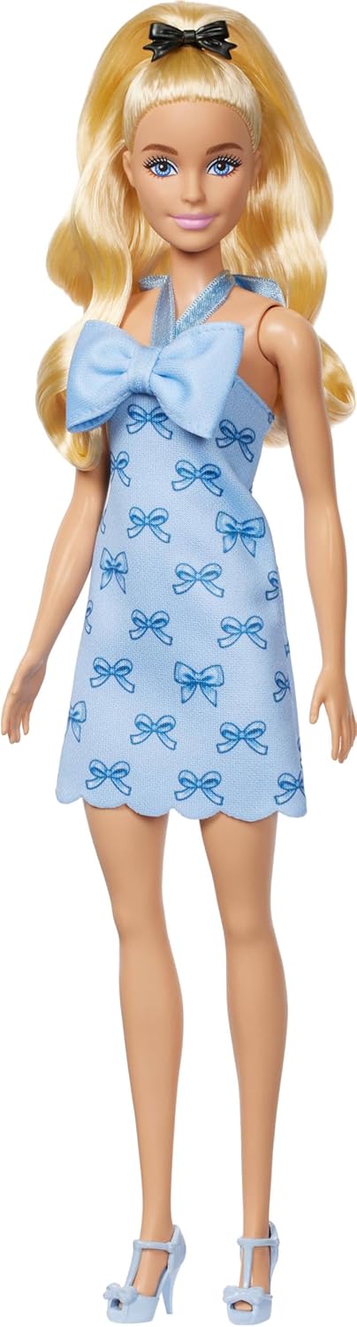 Barbie Boneca Fashionistas nº 237 com rabo de cavalo loiro ondulado, vestido azul com laço no pescoço, laço de cabelo preto e sapatos de salto azul combinando, HYT93